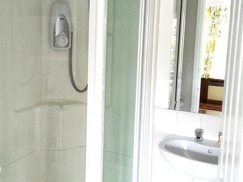 Rosemead Guest House Claygate Εξωτερικό φωτογραφία